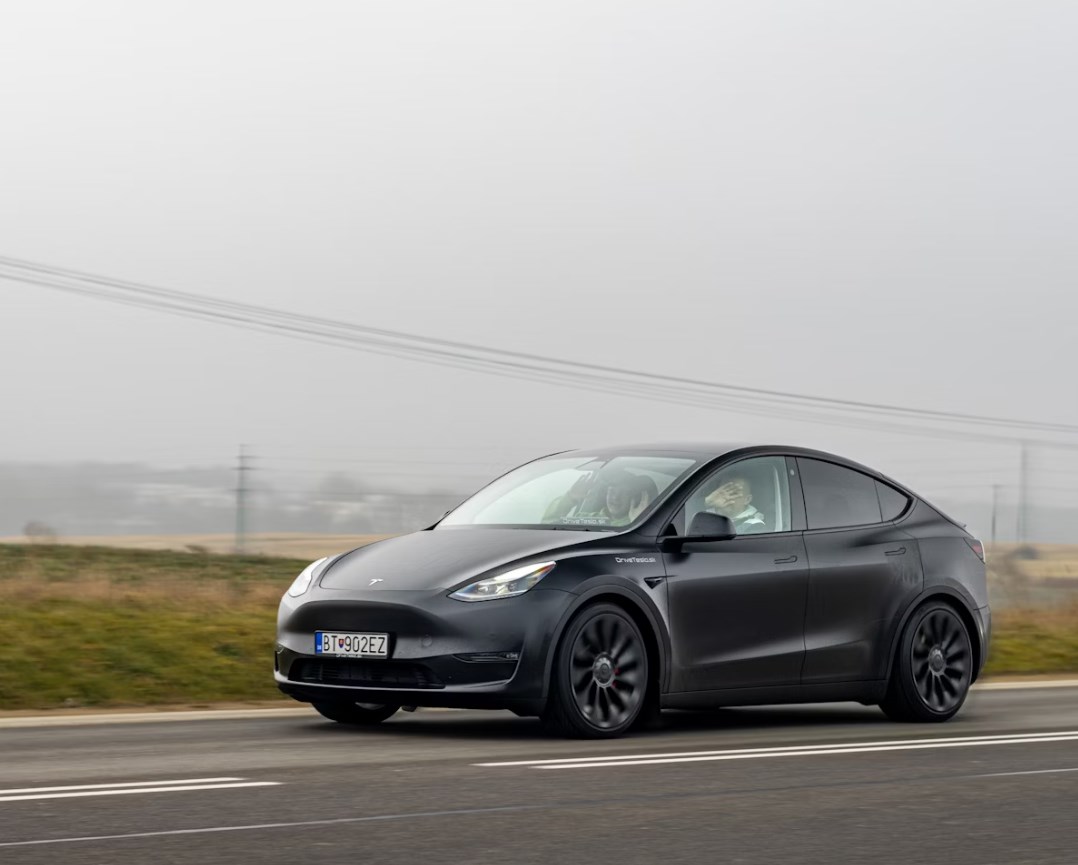 Havlíčkovy plány s ČEZ Distribuce, spotové zlato na rekordu a levnější verze Tesly