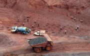 Cenu železné rudy tlačí nižší produkce nad 90 USD za tunu