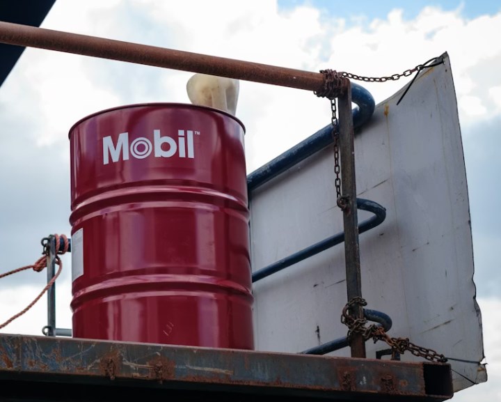 Akciové trhy vykazují skromné zisky. Pokračuje rotace do polovodičů, ropa zůstává drahá