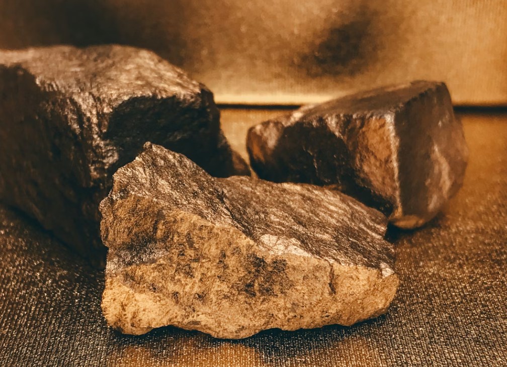 Rally drahých kovů pokračuje: Zlato na dalším rekordu, stříbro u 70 USD a měď blízko 12 000 USD