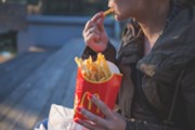 McDonald's má nižší zisk, nad očekávání ale zvýšil tržby v USA