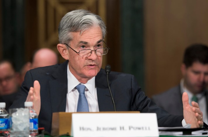 Powell se ujímá vlády na Fedem zvýšením sazeb i výhledu pro růst ekonomiky