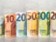 Euro začíná týden poklesem, zatímco akcií se převážně drží optimismus Euro začíná týden poklesem, zatímco akcií se převážně drží optimismus