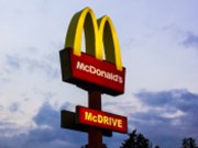 Zisk McDonald's klesl o 12,8 procenta, překonal však očekávání