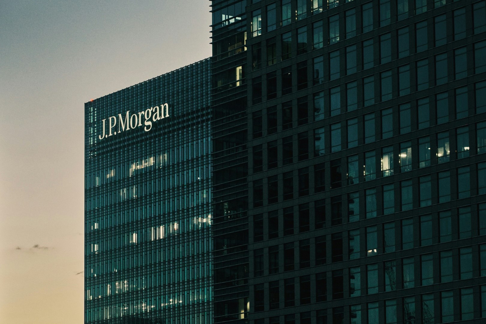 JPMorgan ve druhém čtvrtletí výrazně překonala očekávání, pomohlo obchodování s akciemi