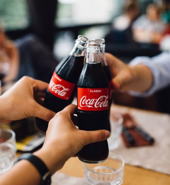 Coca-Cola překonala očekávání a zlepšila výhled. Tahounem jsou nápoje bez cukru i fotbalový šampionát