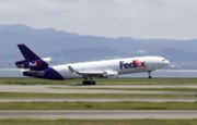 FedEx hlásí překvapivě úspěšný kvartál, akcie však brzdí rizika