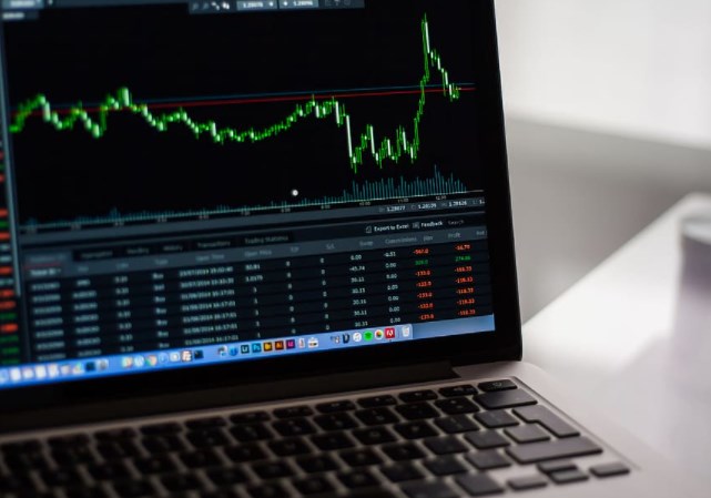 Pondělí ve znamení korekce pátku, svezly se akcie i koruna