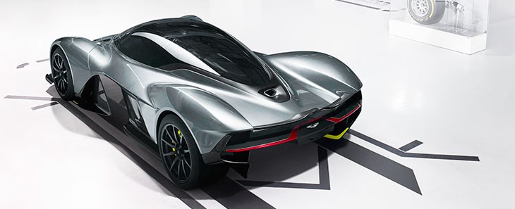 Bondovská auta z dílny Aston Martin: Nové modely aut mají firmě příští rok vrátit ziskovost
