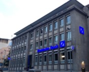 Summary: Deutsche Bank mění vedení, Novartis sází na léčbu svalové atrofie