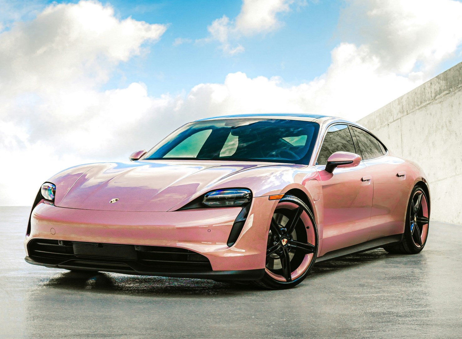 V Porsche či BMW zjistili, že luxusní elektromobily netáhnou. A tak couvají