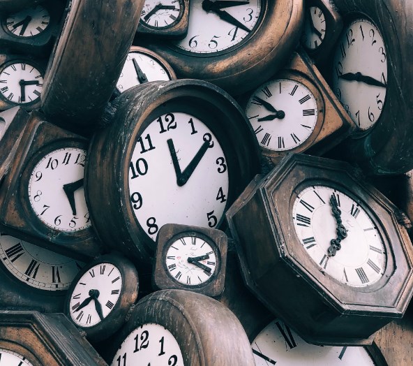 Akcie korigují včerejší růst, trhy mohou bez silných impulsů počkat na data