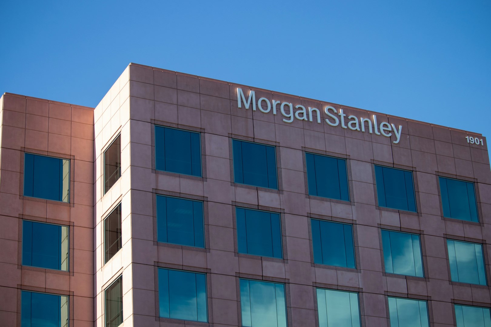 Morgan Stanley překonala odhady a v obchodování s akciemi porazila Goldman Sachs