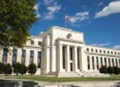 Fed není spokojen se směřováním inflace k cíli. Nezměnil sazby, ubral z tempa redukce bilance a dolar po váhání ztrácí