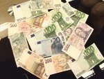 Trhy na samém konci týdne zasáhly zprávy z Ukrajiny, výprodej rizika oslabuje i středoevropské měny