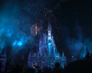 Disney osekal náklady a potěšil výkonem zábavních parků i o polovinu vyšší dividendou. Akcie v pre-marketu rostou o téměř 8 pct