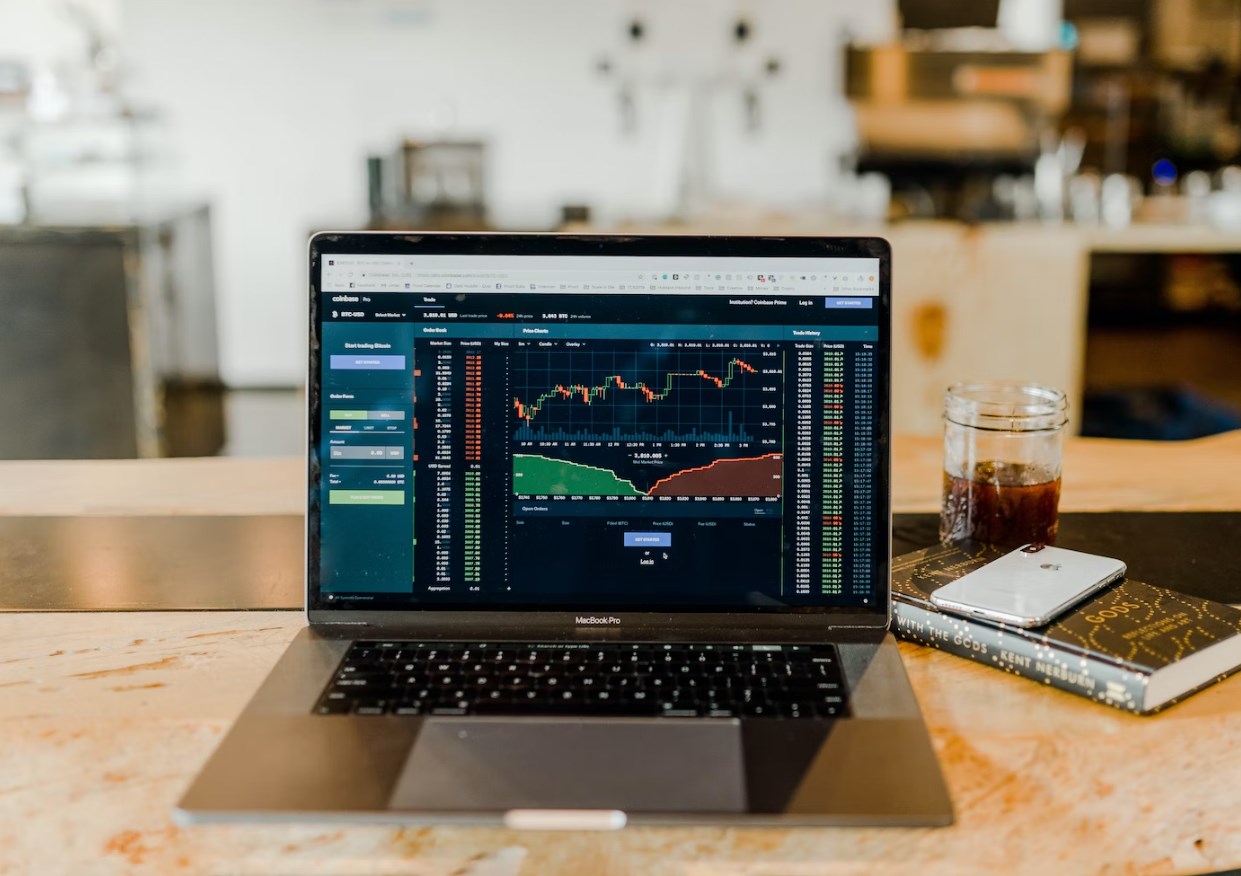 Závěr týdne je zelený, růst trhů získává na síle