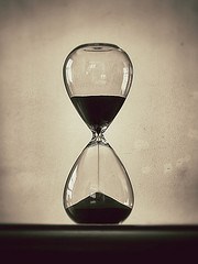 Čas měří všem stejně, ale Řekové by potřebovali, aby den měl 48 hodin