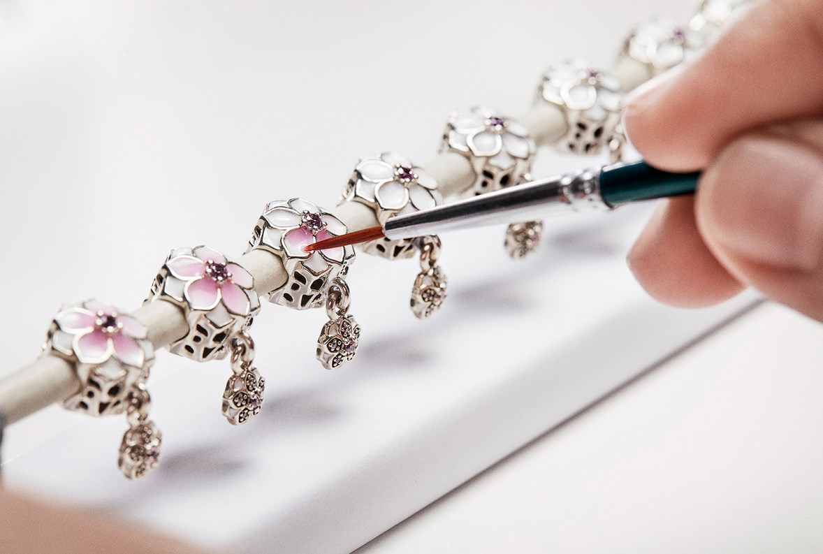 Pandora reaguje na volatilitu stříbra: uvede platinovou kolekci