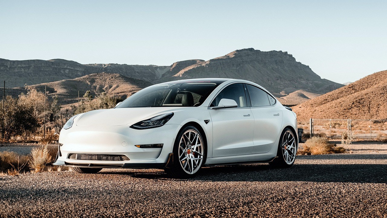 Tesla sice prodala více aut, ale poprvé za dva roky spálila víc peněz, než sama vydělala