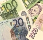 Koruna padá na nové dvouleté minimum k euru - 33,20 Kč/EUR