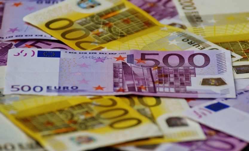 Euro neudrželo zisky, akcie se neradují z výsledků. Na závěr týdne vyjde americké HDP