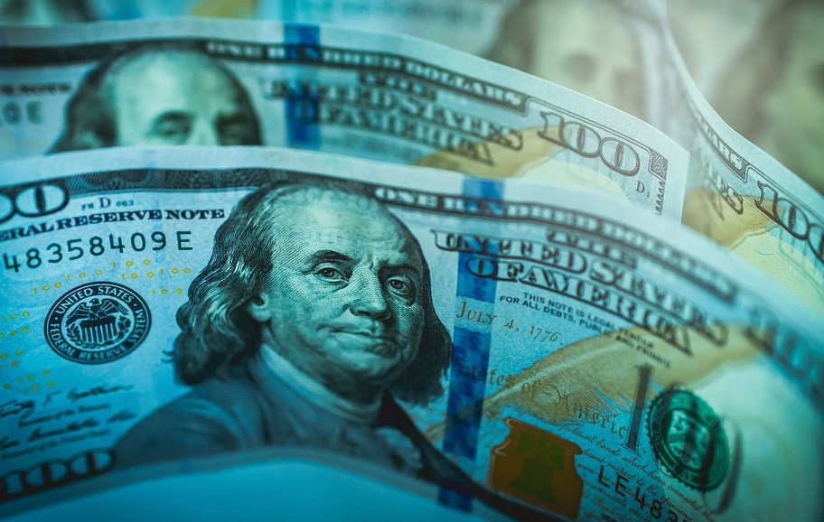 Dolar krátce před Fedem zpevňuje, přestože výnosy klesají