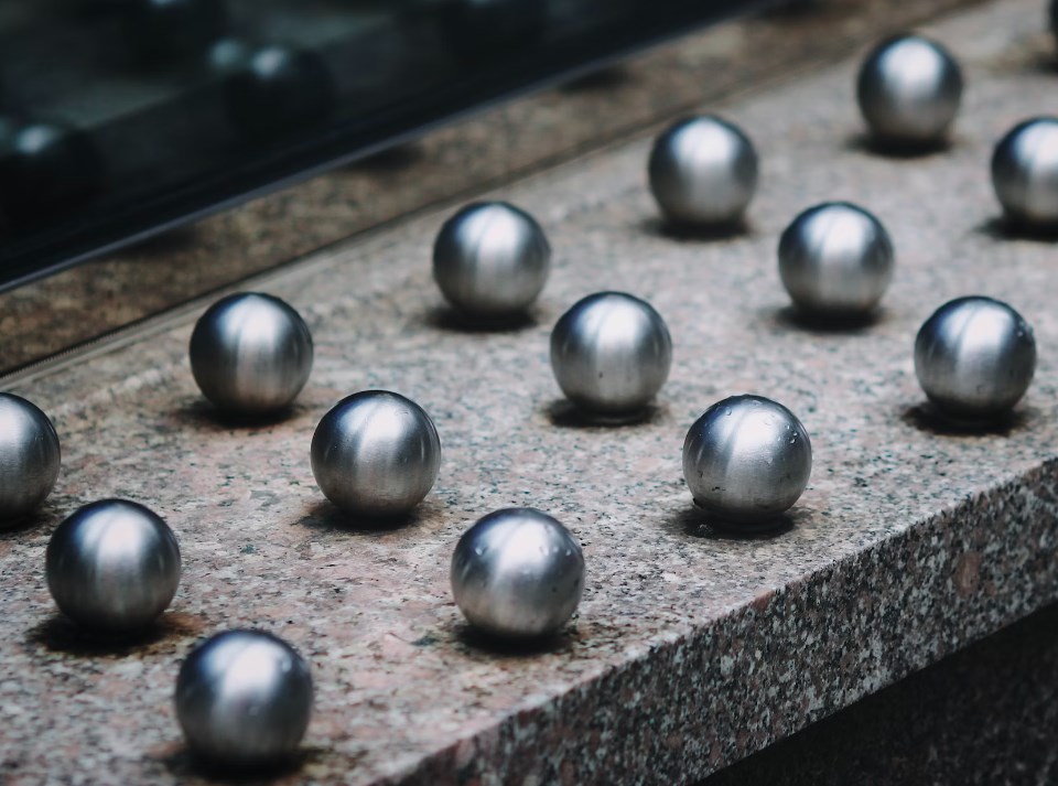 Perly týdne: Vystřízlivění z Tesly a nevítané snižování sazeb