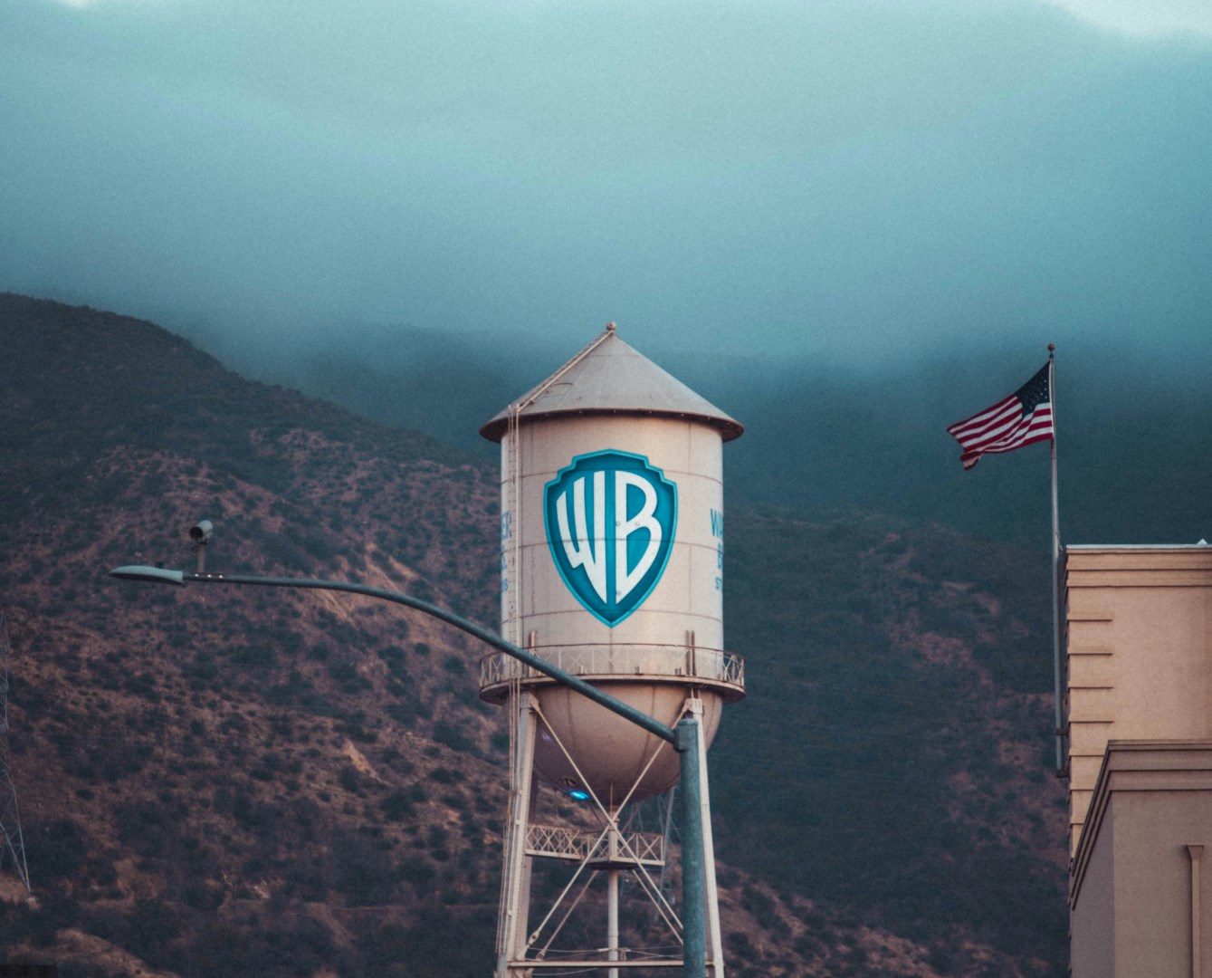 Boj o Warner Bros. nekončí. Paramount přihodil dolar za akcii navíc, jednání budou pokračovat