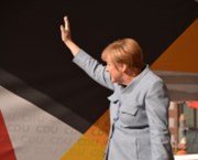 Loučení Merkelové hýbe trhy. Korunu vyvažuje očekávání vyšších sazeb ČNB