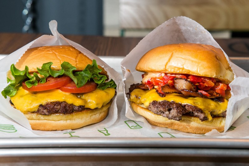 Máte rádi hamburgery? Akcie Shake Shack od konce ledna +342 %
