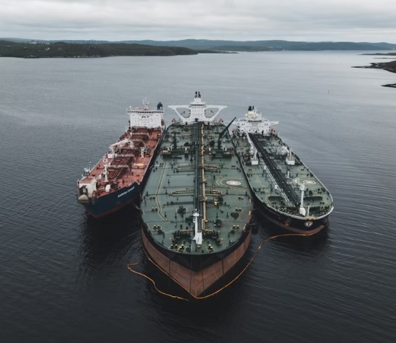 Hormuz stojí, trhy vyčkávají. Evropa ale otevře v zeleném