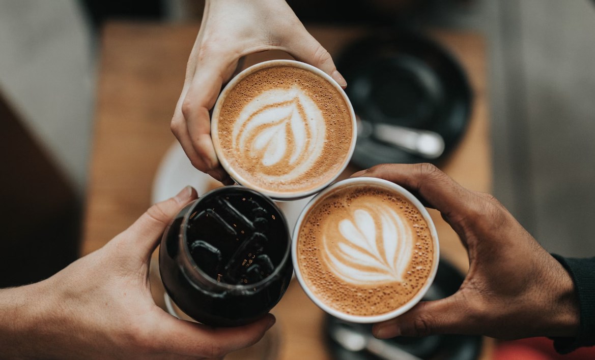 ČNB dnes nejspíše opět sníží sazby, Fed signalizoval obavy z inflace a futures jsou v zeleném