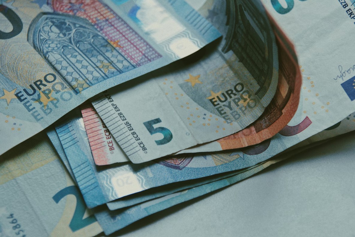 FX Strategie: Zářijová inflace pod cílem ECB a vezme euru vítr z plachet. Razantní Fed ani povodně korunu nerozhodily