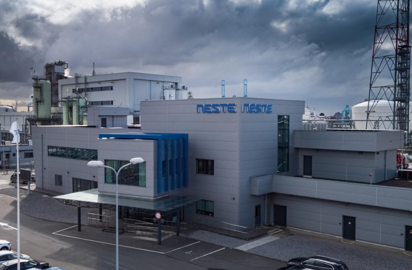 Ropa nad sto dolary přepisuje evropský energetický sektor. Neste a Equinor táhnou, služby padají