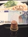 Koruna zůstala klidná vůči euru, posílila proti dolaru