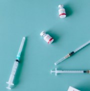 Léková agentura EU povolila větší využití lahviček vakcíny Pfizer