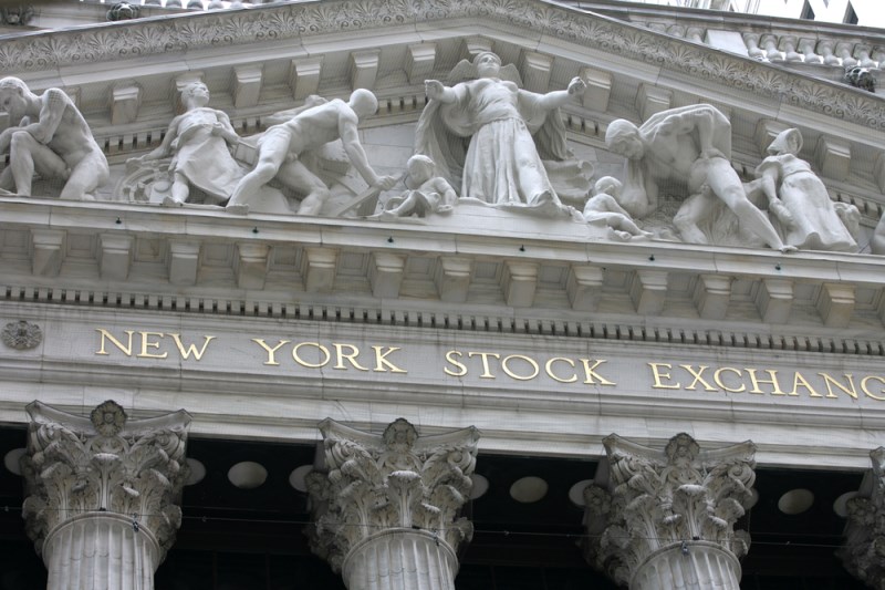 Hlavní indexy stále poblíž historických maxim. Micron po výsledcích oslaboval.