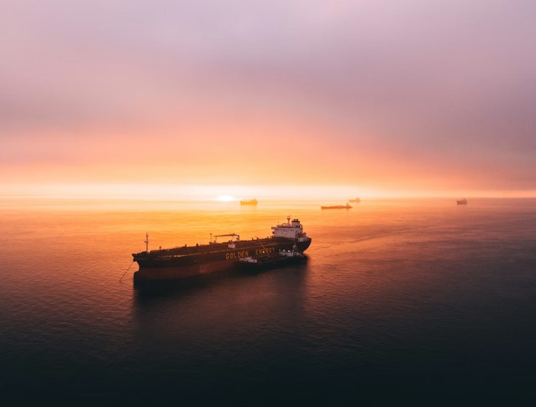 Opětovné uzavření Hormuzského průlivu zvyšuje cenu ropy i nervozitu investorů