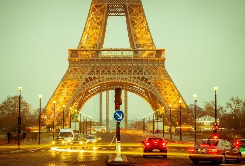 Negativní start s výnosy i Čínou. Francie po volbách odolává