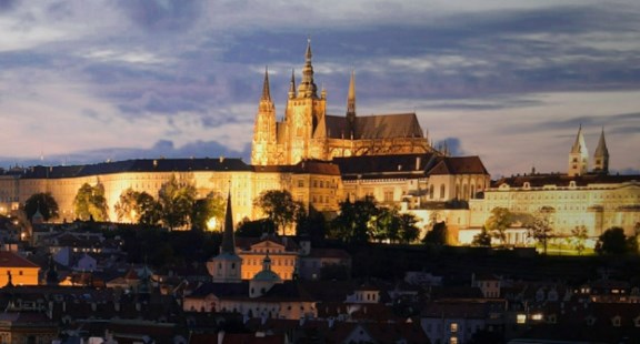 Praha v červeném. USA s nervozitou očekává večerní projev Donalda Trumpa
