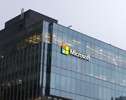 Evropa čelí podle guvernéra BoE menší inflační hrozbě než USA, Microsoft se vyhne vyšetřování kvůli akvizici Open AI a futures jsou zelené