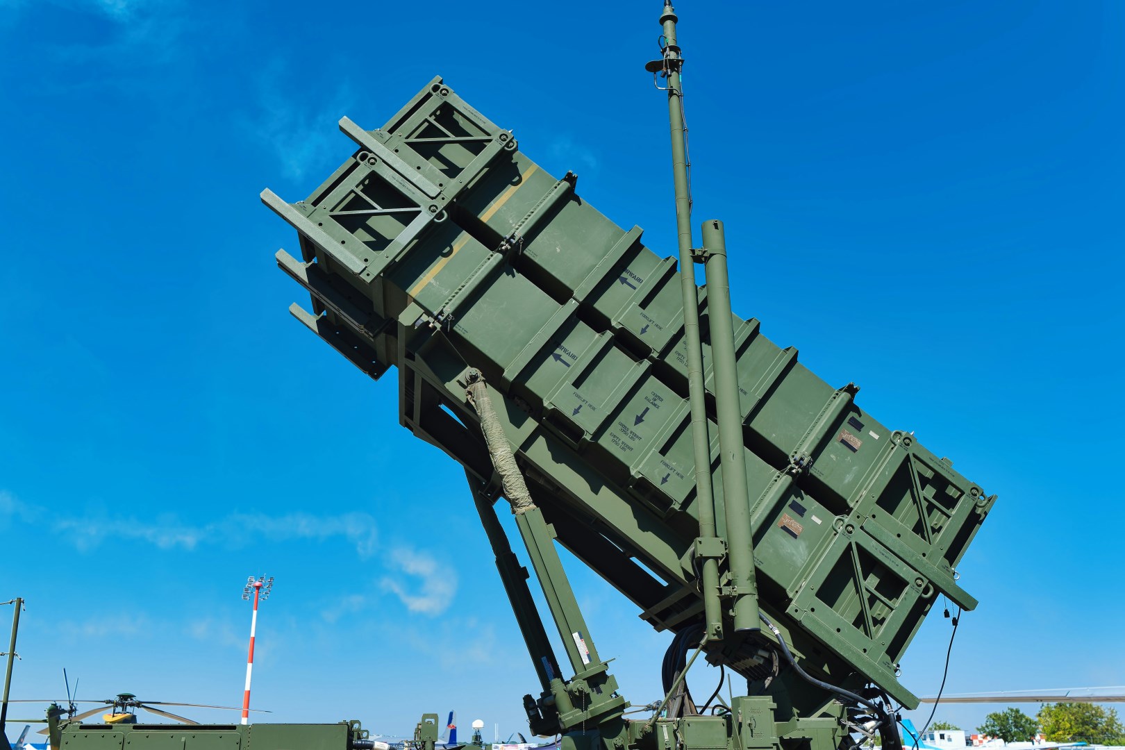 Trump požaduje vyšší výdaje na obranu, zároveň ale dodavatelům vyhrožuje