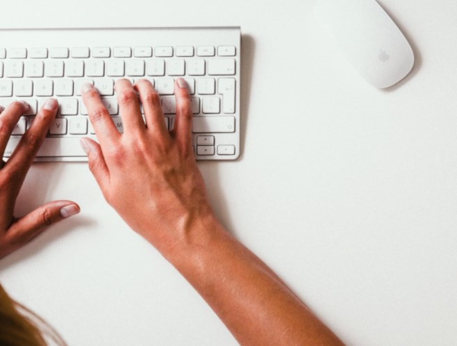 Apple včera krátce nad 3 biliony dolarů, dnešní futures slibují růst i dalším akciím