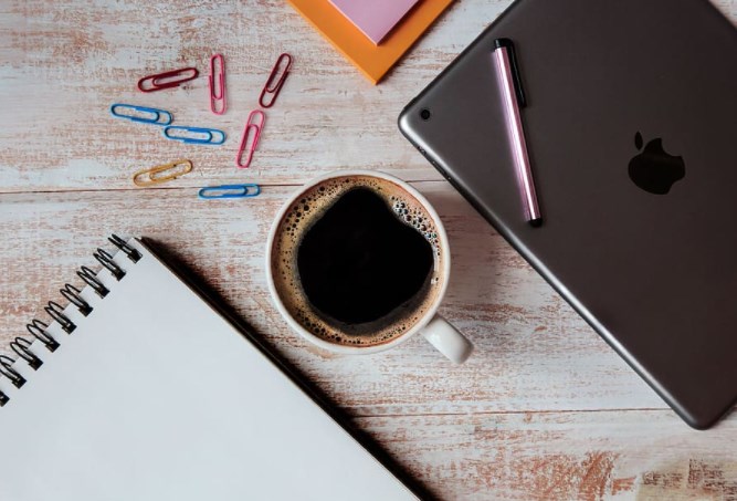 Ceny elektřiny zřejmě už dosáhly svého maxima, čínský regulátor dále reguluje internetový sektor a futures klesají