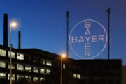 Akcie Bayeru padají. Lepší prognózu zastínila horší čísla divize, která kdysi pojala Monsanto
