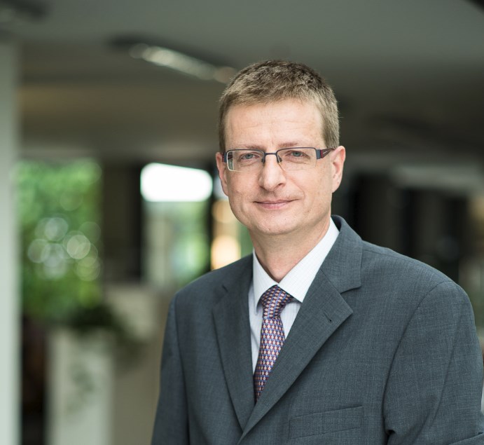 Kam kráčíš, koruno?