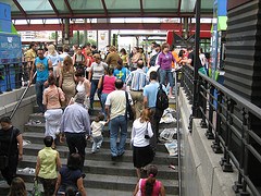 Počet žádostí o dávky v nezaměstnanosti povyskočil nad čísla z minulého týdne
