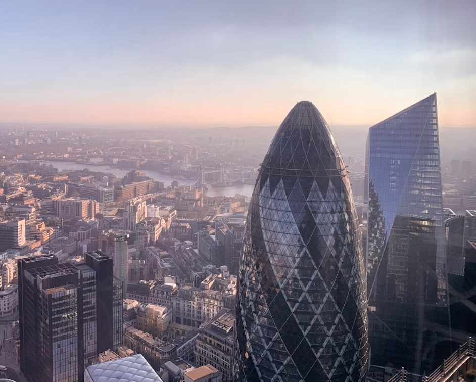 Politický otřes v Británii: Starmer odstupuje z čela, o vedení se hlásí Burnham