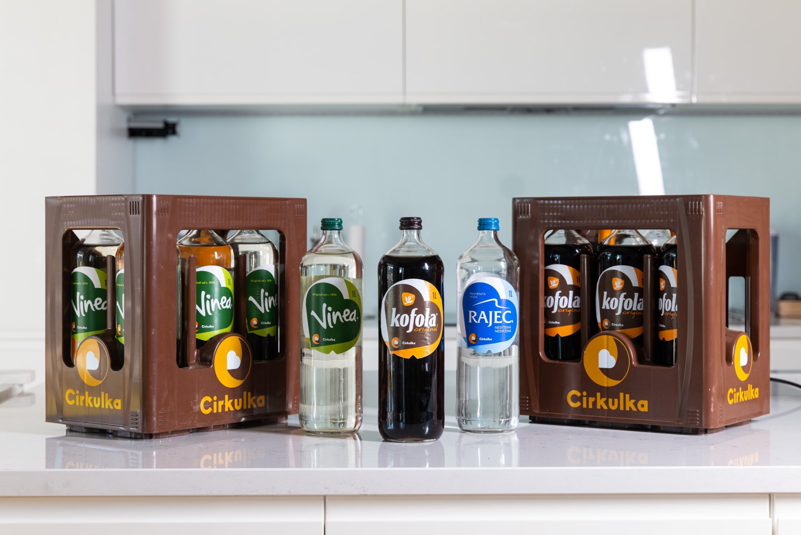 Kofola dosáhla ve 2Q vyšších tržeb i EBITDA, aktuální makrosituace přináší na Wall Street historicky nové možnosti a futures jsou zelené